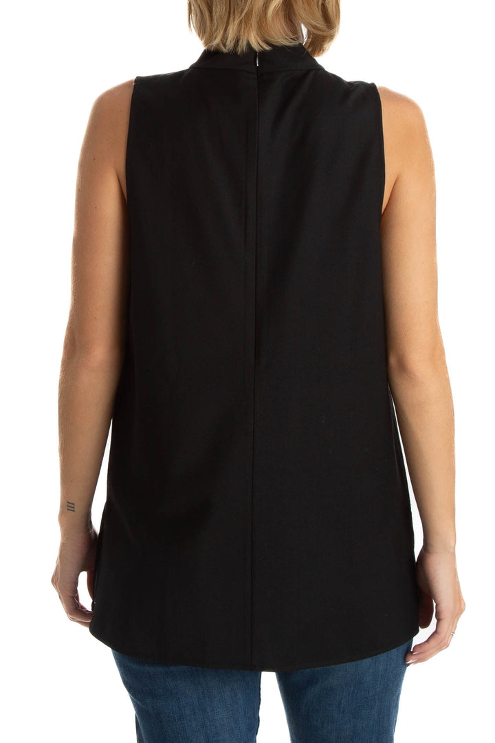 Blusa Theory negra sin mangas de cuello alto, vista posterior