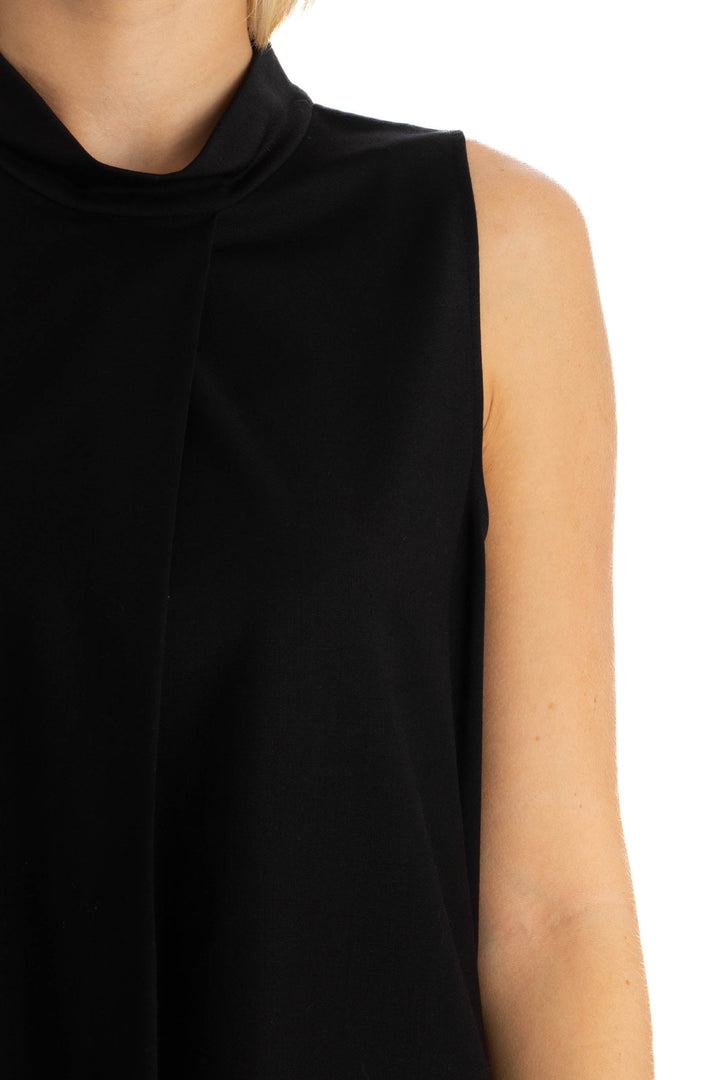 Blusa Theory negra sin mangas de cuello alto, detalle del escote