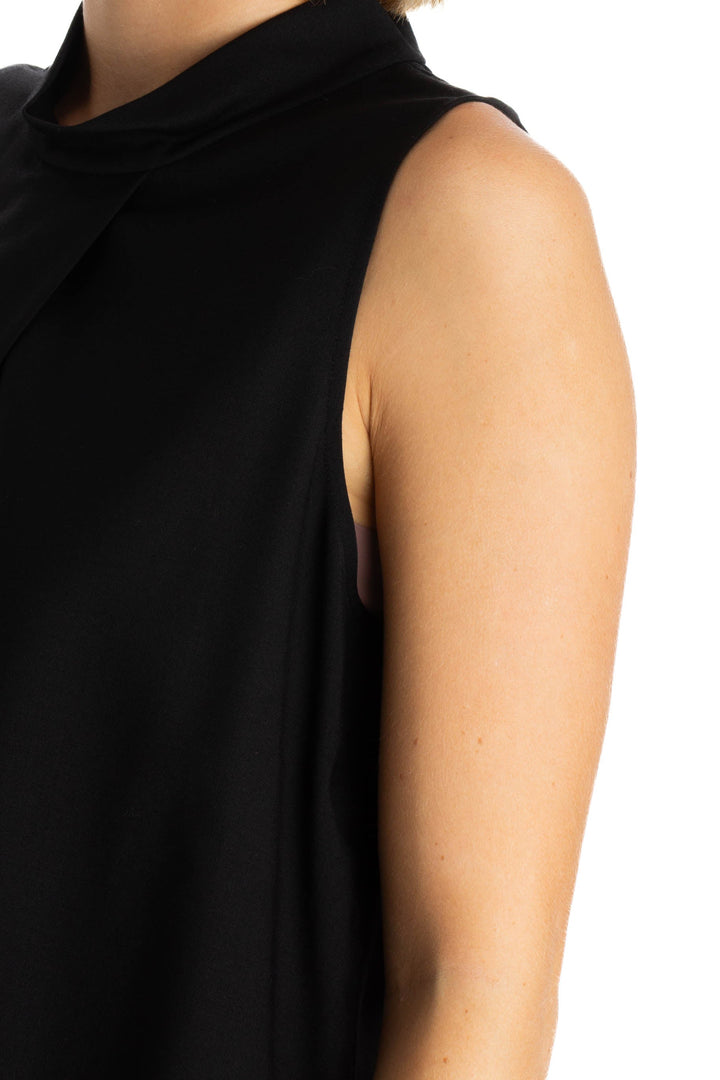 Blusa Theory negra sin mangas de cuello alto, detalle lateral