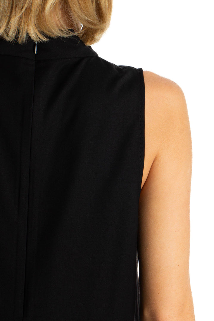 Blusa Theory negra sin mangas de cuello alto, detalle de la espalda