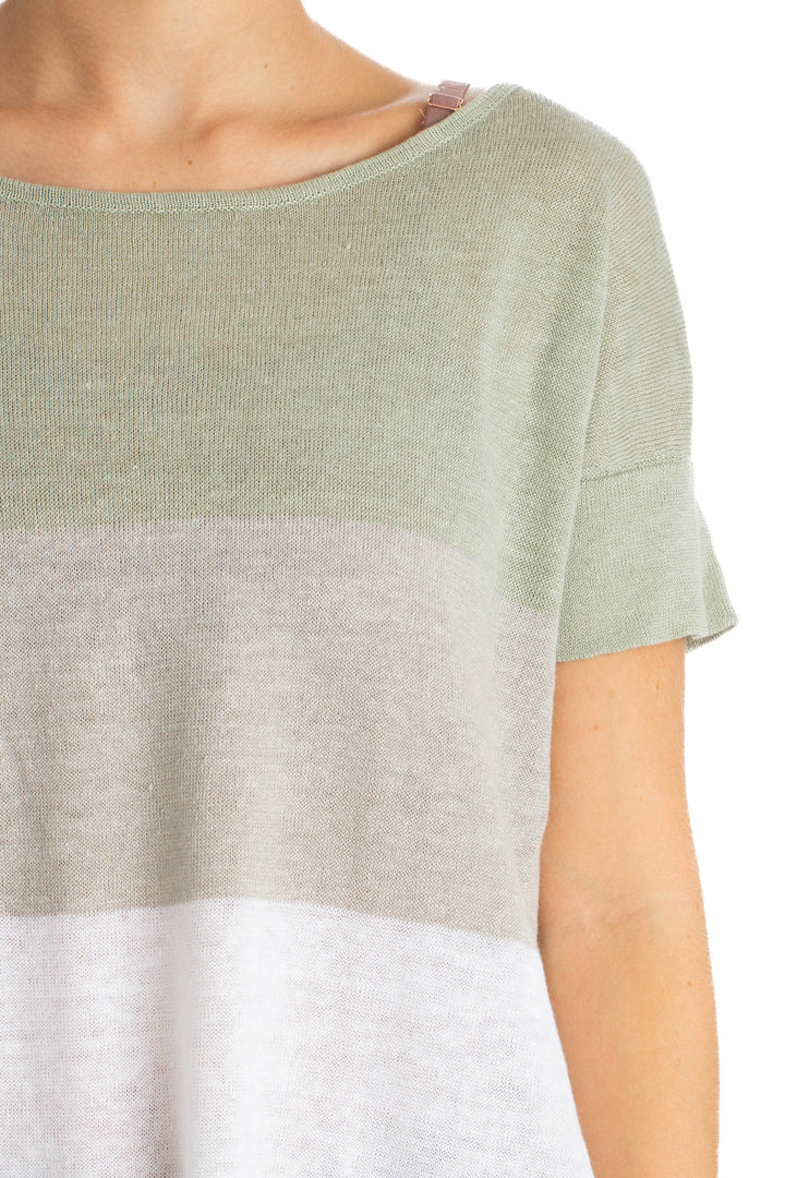 Blusa Ambrosi de punto con franjas verde, gris y blanco, detalle del escote