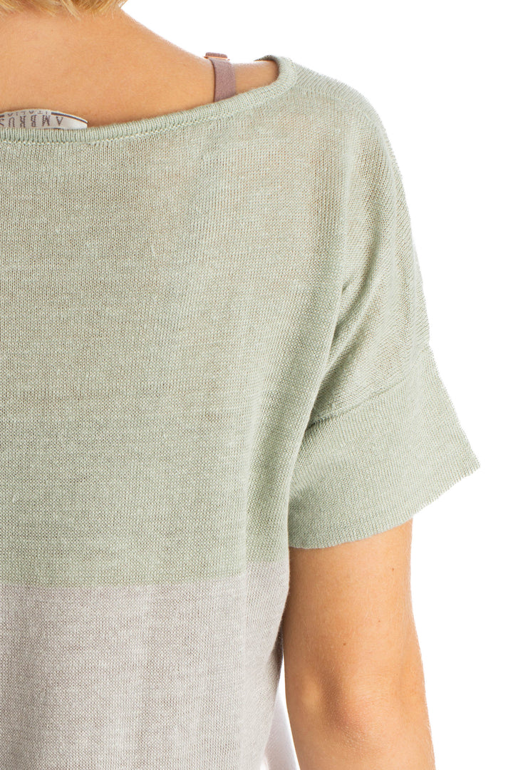 Blusa Ambrosi de punto con franjas verde, gris y blanco, detalle de la espalda