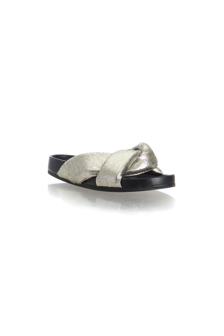 Sandalias slide Chloé de piel metalizada color pewter, vista tres cuartos