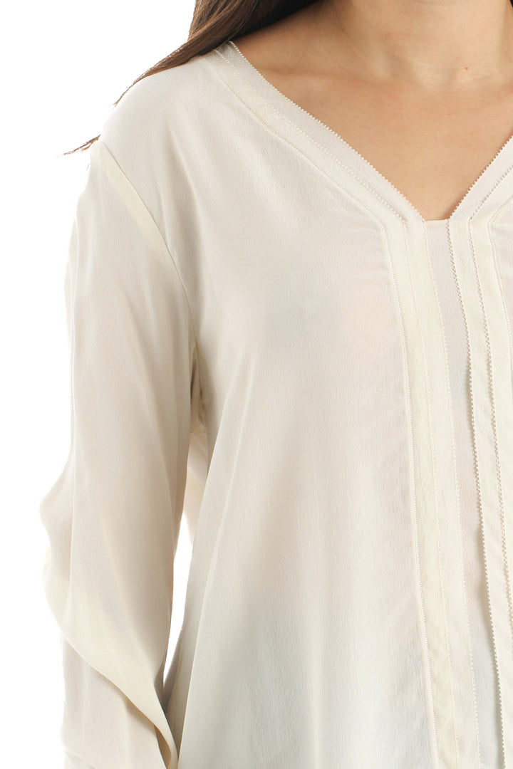 Blusa Vince de seda marfil con escote en V, detalle del frente