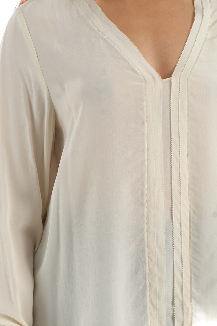 Blusa Vince de seda marfil con escote en V, detalle lateral