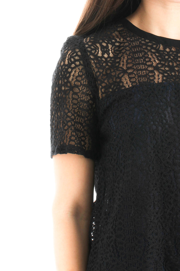 Blusa Armani Exchange negra con encaje y cierre en espalda, detalle del frente