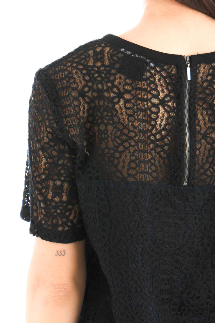 Blusa Armani Exchange negra con encaje y cierre en espalda, detalle de la espalda