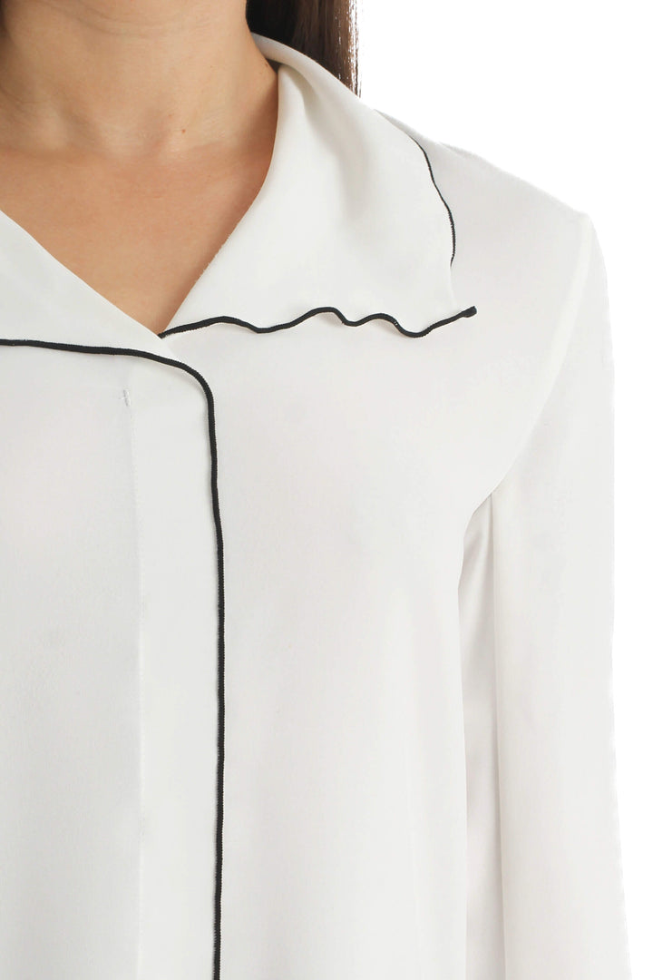 Blusa Babaton blanca con vivos negros, detalle del frente