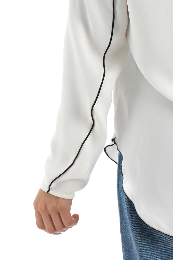 Blusa Babaton blanca con vivos negros, detalle lateral