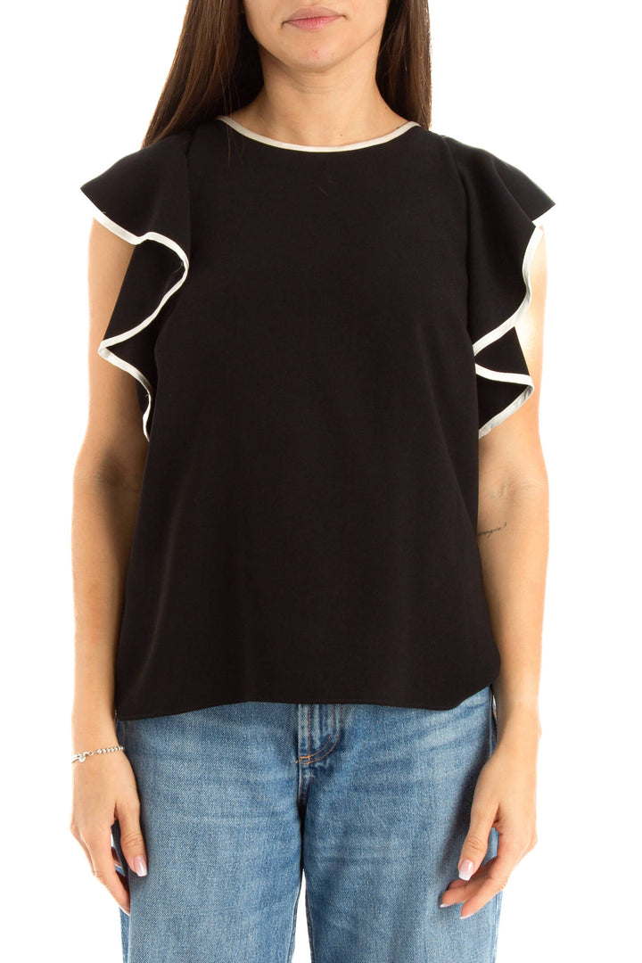 Blusa Amanda Uprichard de seda negra con olanes ribeteados en blanco, vista frontal