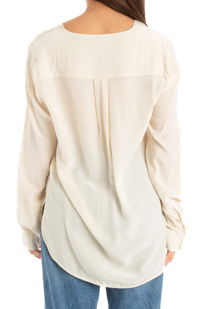 Blusa Vince de seda marfil con escote en V, vista posterior