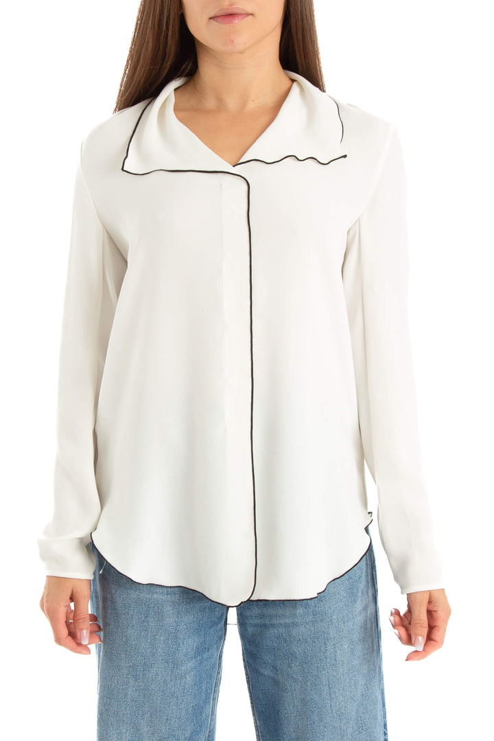 Blusa Babaton blanca con vivos negros, vista frontal